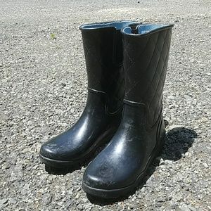 Black mid height quilted Sperry rain boots